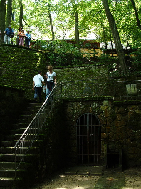 Lépcsők vezetnek a kápolnától a Szent-kúthoz