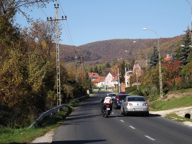 Pilisszentkereszt főutcáján. Háttérben a Dobogókő áll.