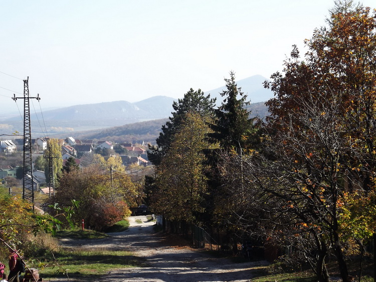 Visszatekintés Pilisszentkeresztre és a távoli Kevélyre a falu felső végéről