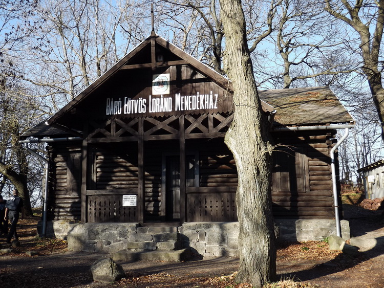 Dobogókő - A turistaház mellett áll a múzeumnak berendezett öreg menedékház