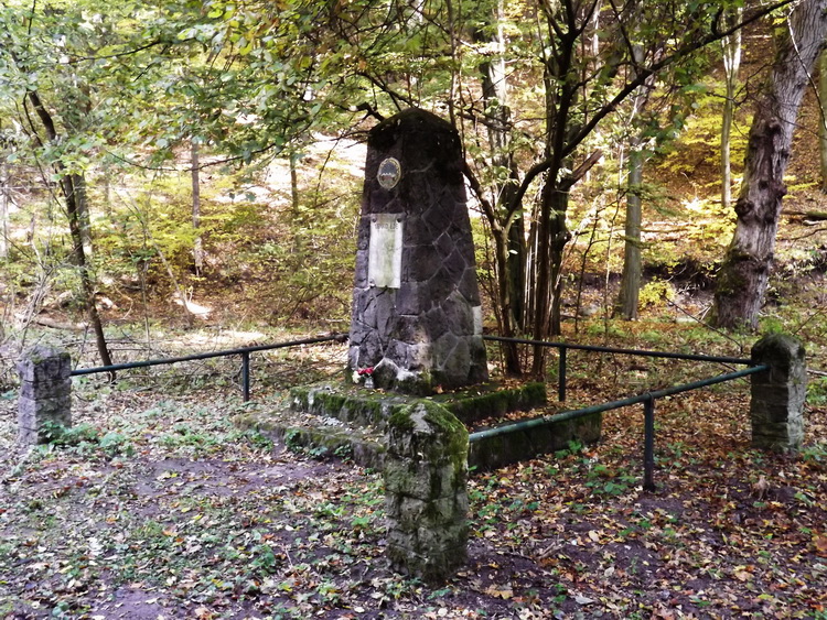 A Lenkó Ede emlékmű az erdészház mellett áll