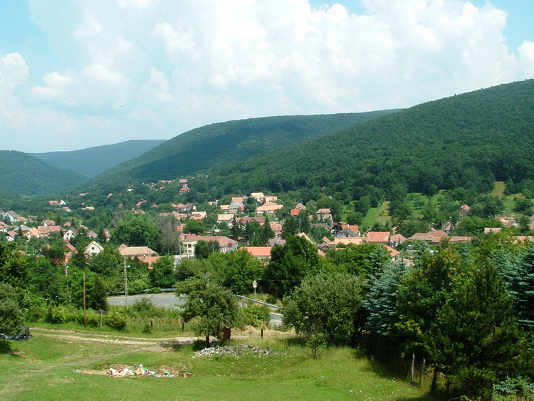 Pilisszentlászló - Kilátás a vendéglőtől a falura