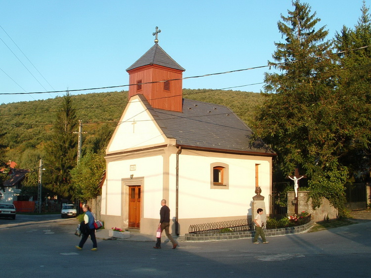 Pilisszentlászló - Kis kápolna áll a falu főterén