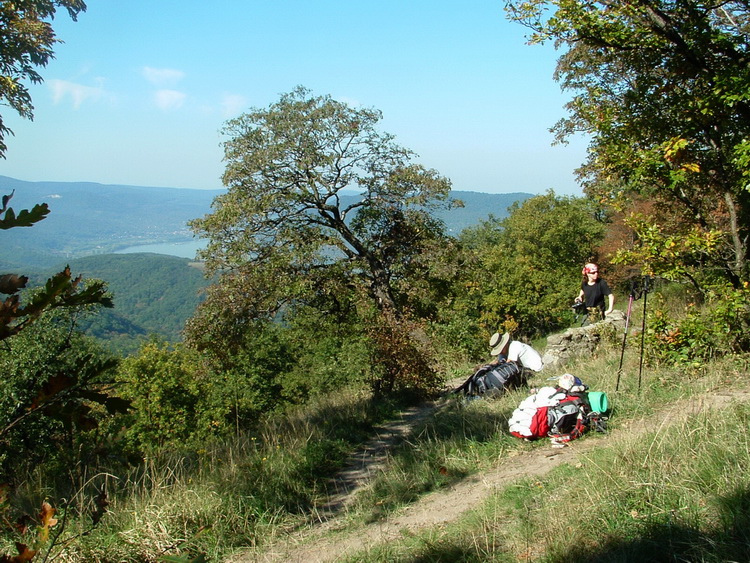 Turisták a Moli-pihenő kőpadjánál