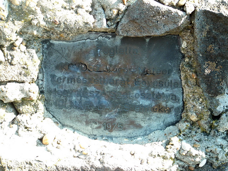 Emléktábla a Moli-pihenő kőpadján