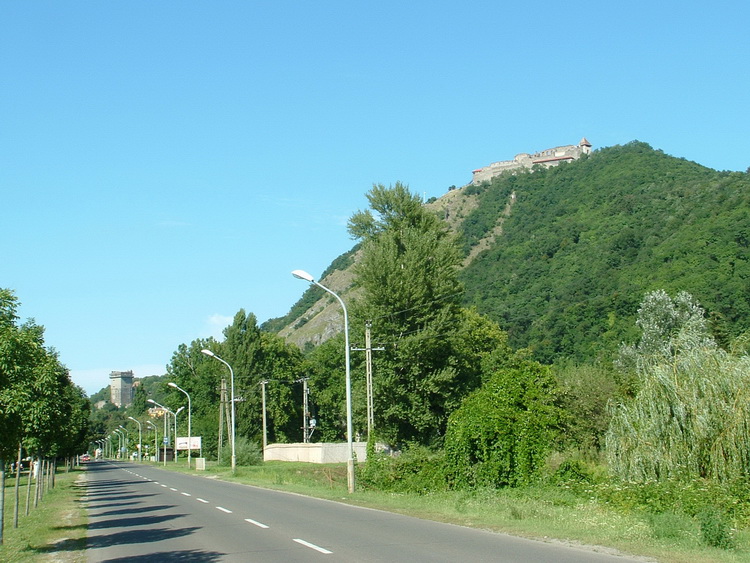 Visegrád - A Fellegvár és a Salamon torony a 11-es útról nézve