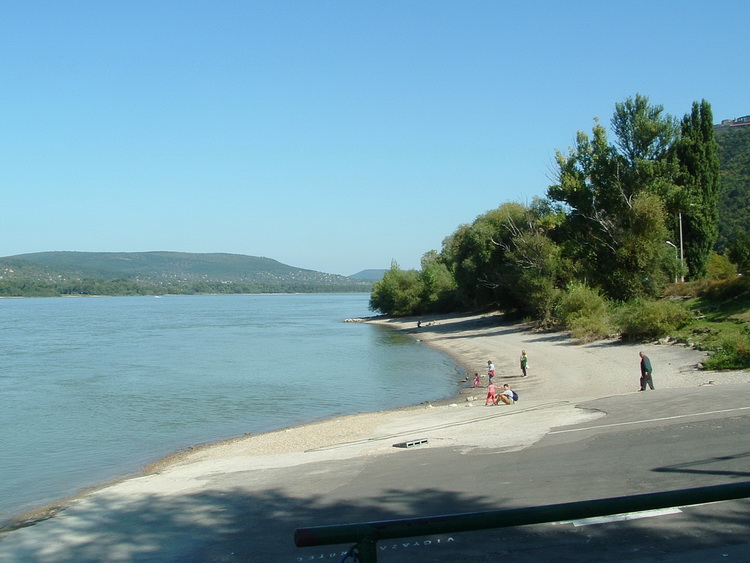 Visegrádi Duna-part a kompállomásnál