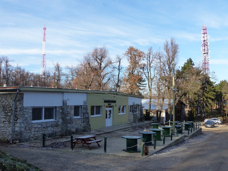 A Hangár bistro kellemes pihenőhely a hegytetőn