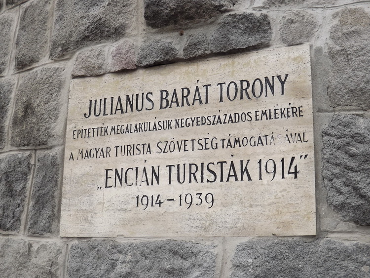Az Encián turisták emléktáblája a Julianus kilátó falán