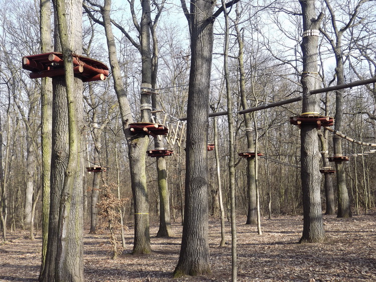 A Törökmező turistaház mellett található a Dunakanyar Kalandpark