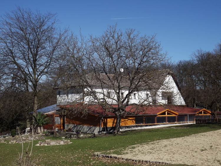 A Törökmező turistaház délnyugat felől nézve