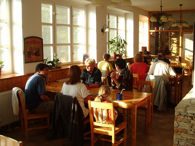 A Nagyhideghegyi turistaház étkezőjében 1.