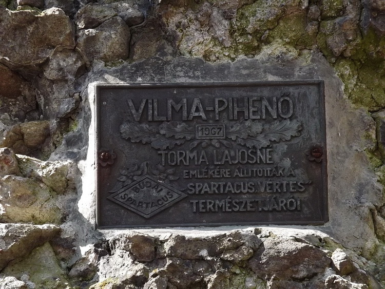 A Vilma-pihenő táblája a Korona-kő szikláján