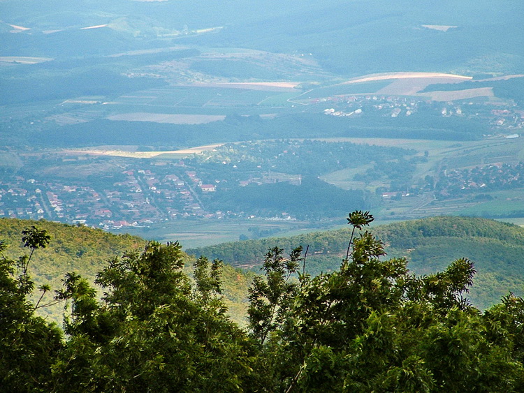 Csóványos - Távcsővel jól látható a távolban Nógrád vára