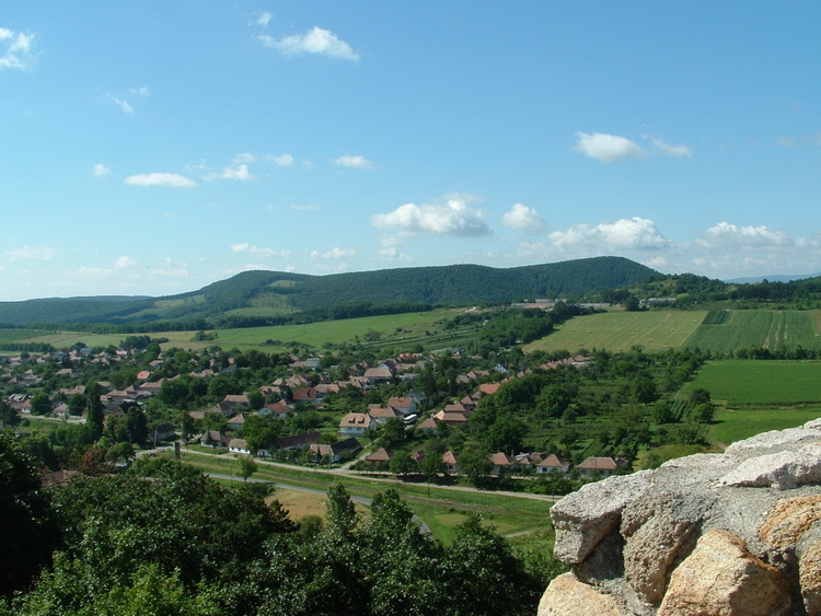 Nógrád vára - A Nagy-Kő-hegy. Arrafelé indulunk majd tovább.