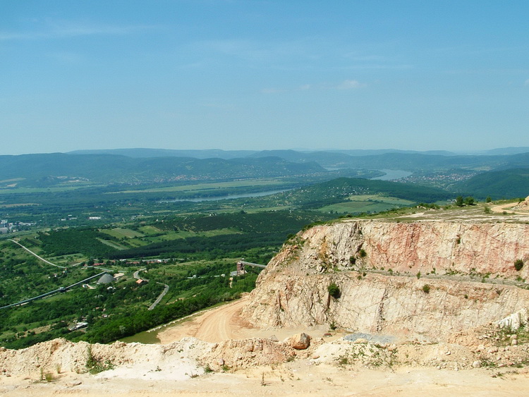 Kilátás a Visegrádi-hegységre és a Börzsönyre a Naszály kőfejtőjéből