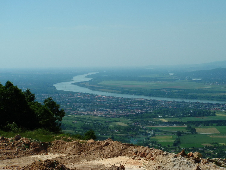 Kilátás Vácra és a Dunára a kőfejtőből