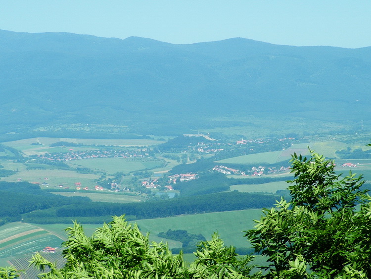 Kilátás a toronyból Nógrádra és a nógrádi várra