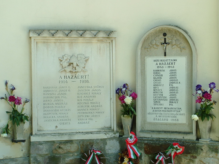 Ősagárd - A hősi halottak emléktáblái a templom falán
