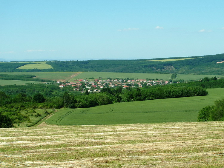 Kilátás a kaszálóról Felsőpetényre