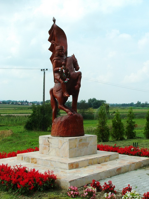 Faragott Rákóczi szobor Romhány és Kétbodony között az országút szélén