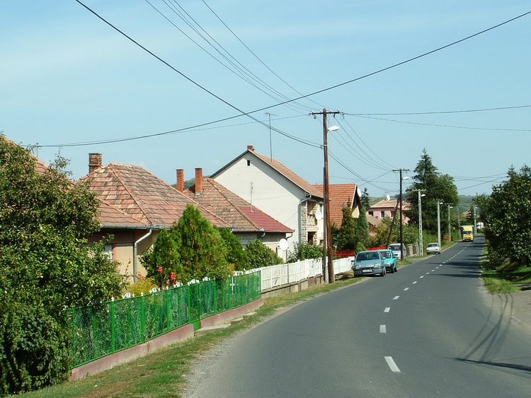 Kétbodony főutcáján vezet a kéktúra útvonala