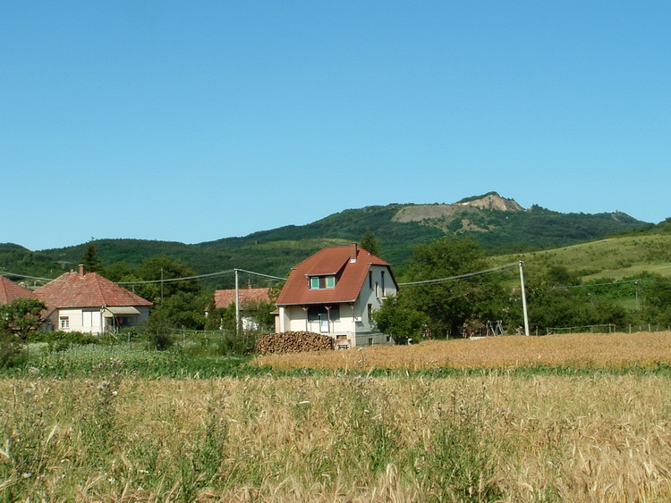 Becske széléről már jól látszik a Szanda-hegy is