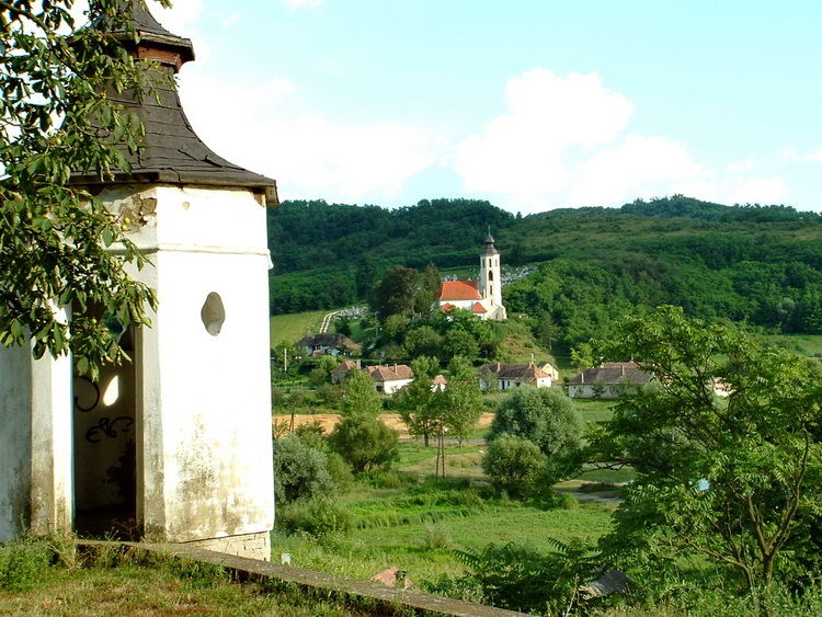 Cserhátsurány - Kilátás a Jánossy kúriától a falura és a katolikus templomra