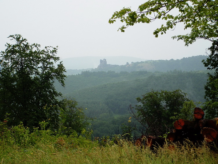Kilátás a Gyertyános oldalából Hollókő várára esőben