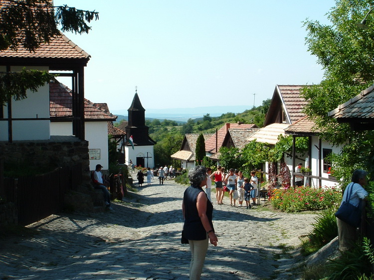 Hollókő - A kéktúra útvonala végighalad az ófalu főutcáján