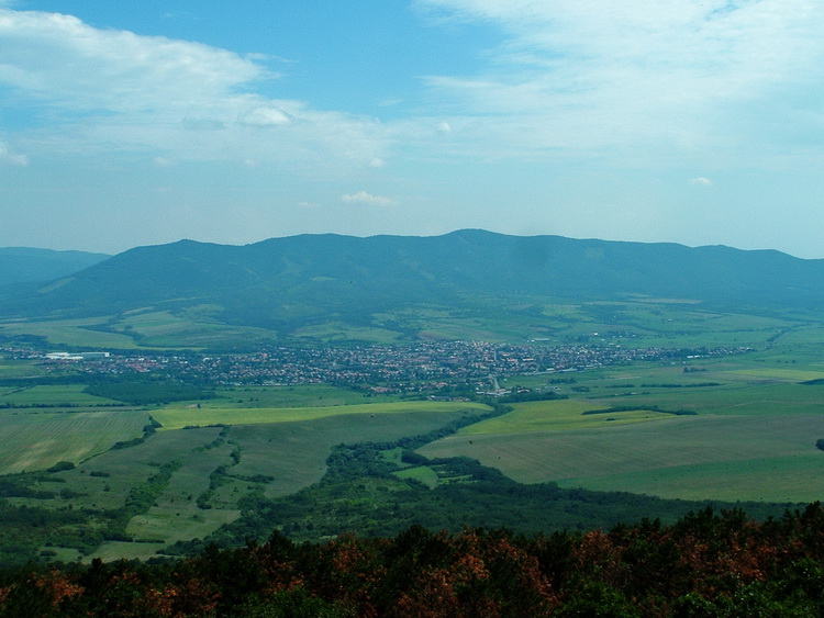 Kilátás a Tepkéről kelet felé Pásztóra és a Mátrára