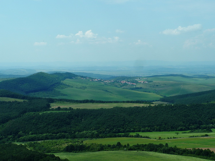 Kilátás a Macska-hegyről Hollókőre