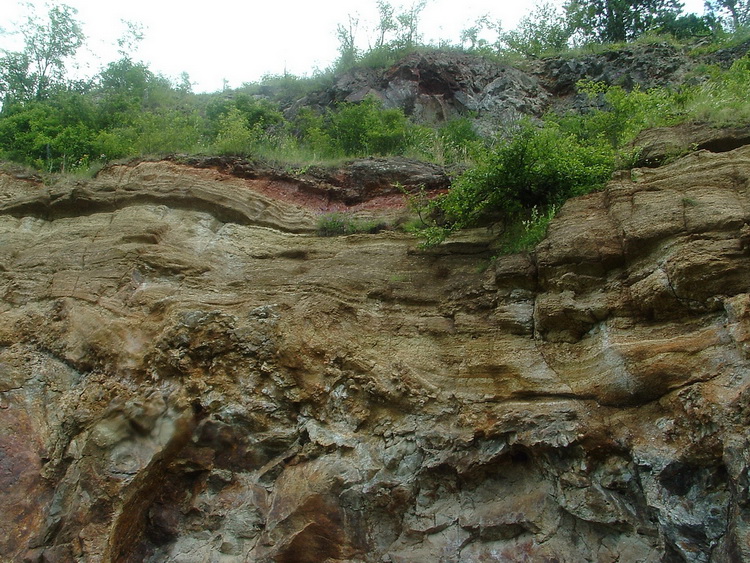 A geológiai feltárás kőzetrétegei közelről