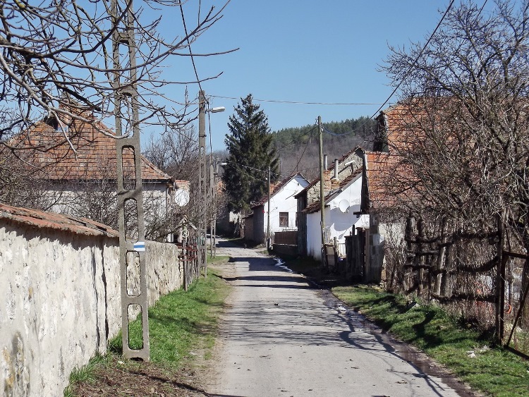 A keskeny Szabadság utcán hagyjuk magunk mögött Sámsonházát