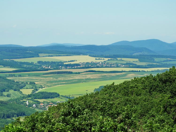 Felsőpetény és Nőtincs is feltűnik a dombok között