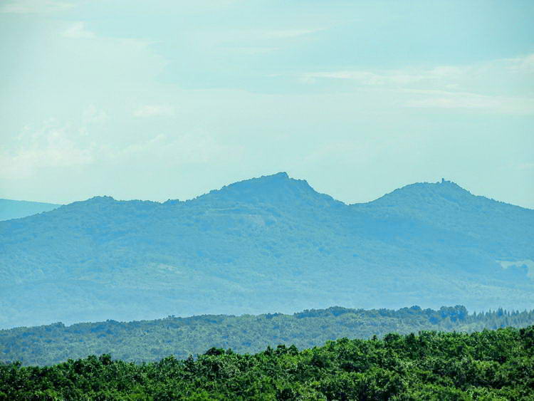 A Szanda-hegy ikercsúcsai is láthatóak a Prónay kilátóból!