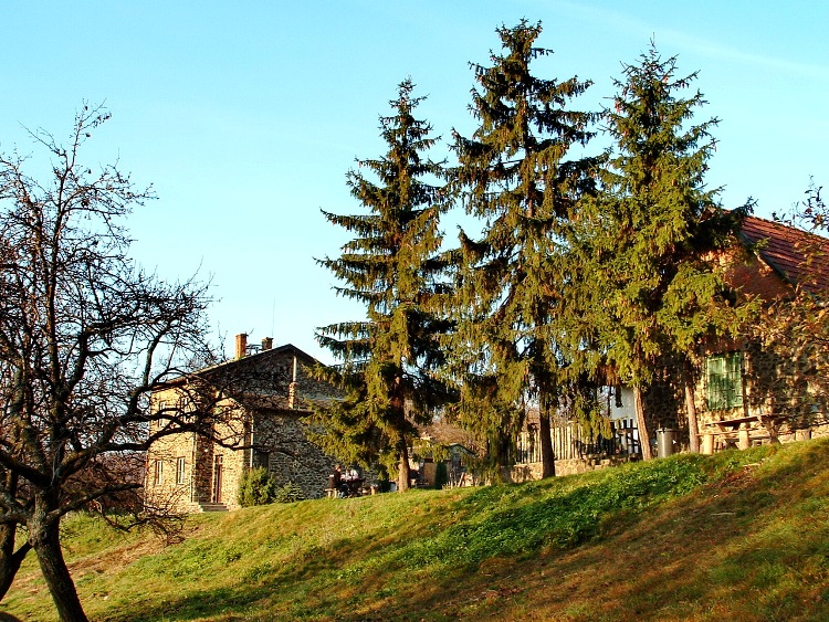 Az Ágasvár turistaház épületei egy másik nézőpontból