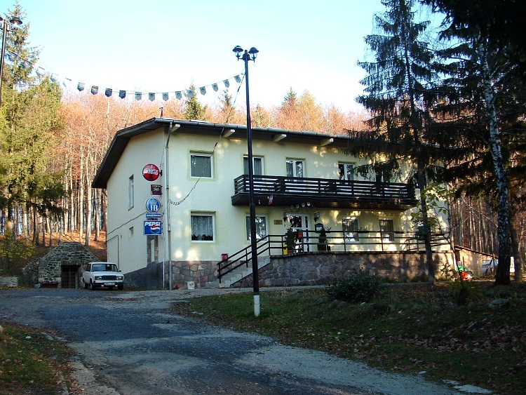 A Vörösmarty turistaház épülete a Mátraházára vezető országút mellett áll