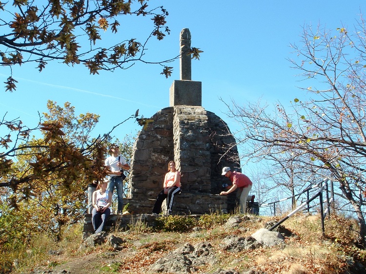 A small monument stands on the top of Sas-kő