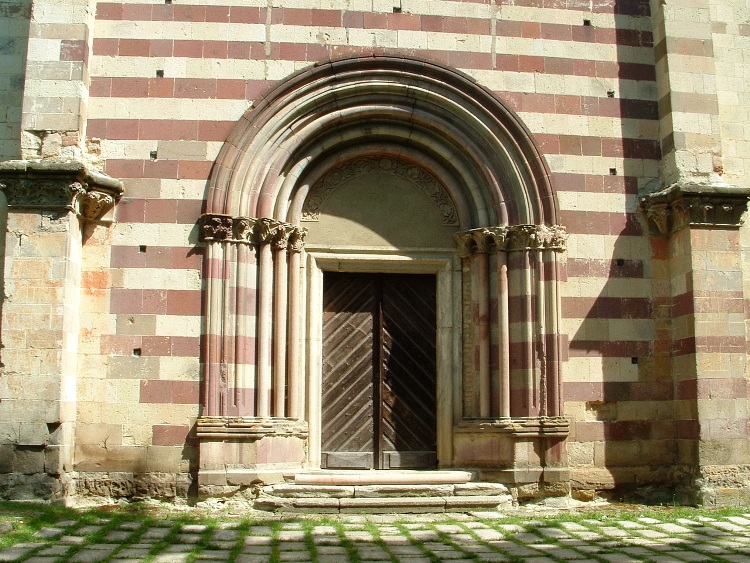A Bélapátfalvai Ciszterci Apátság templomának bélletes kapuja