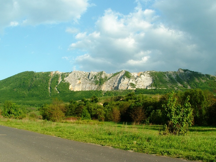 A Bél-kő panorámája az aszfaltútról nézve