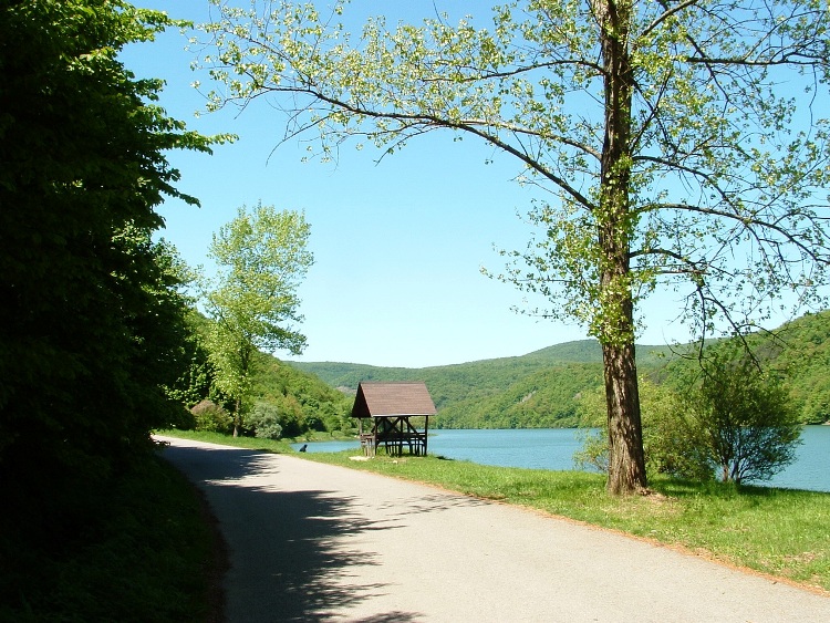 Resting place at the shore of Lázbérci-víztároló Lake