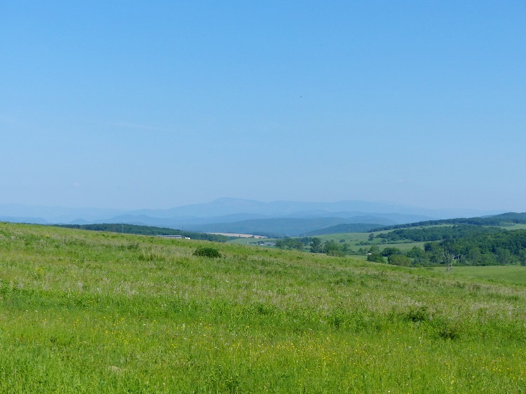 Kilátás a mezőkön keresztül a távoli Szlovák Érchegységre