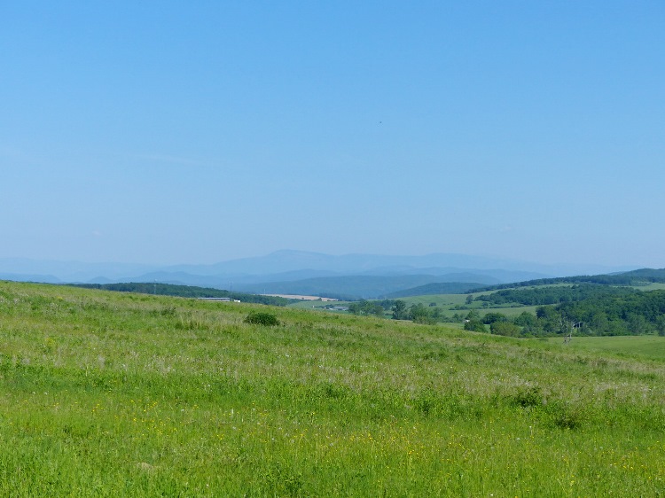 Kilátás a mezőkön keresztül a távoli Szlovák Érchegységre