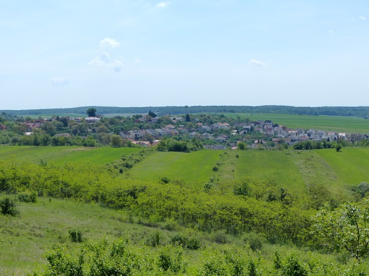 Aggtelek - A sziklától a falu felé indulunk tovább