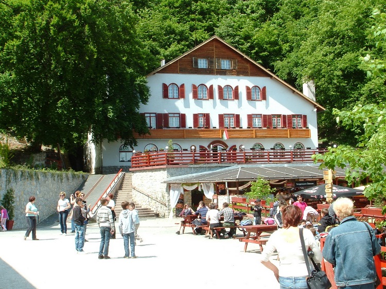 The building of Tengerszem Hotel