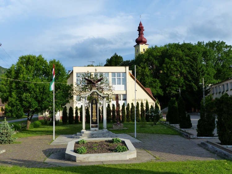 Háborús emlékmű és kultúrház Bódvaszilas főterén