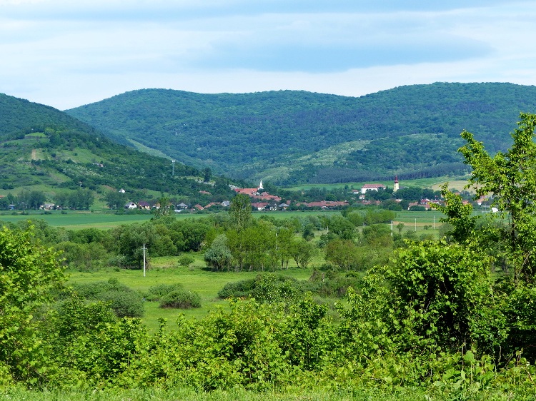 Visszatekintés Bódvaszilasra a Rákóczi-barlang kapujától