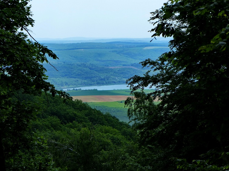 Letekintés a hegyekből a Rakaca-víztárolóra