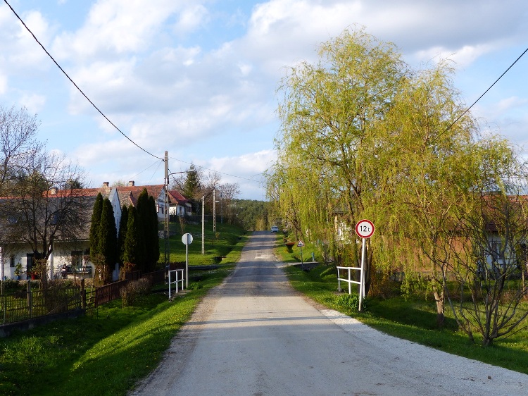 The main street of Tornabarakony village